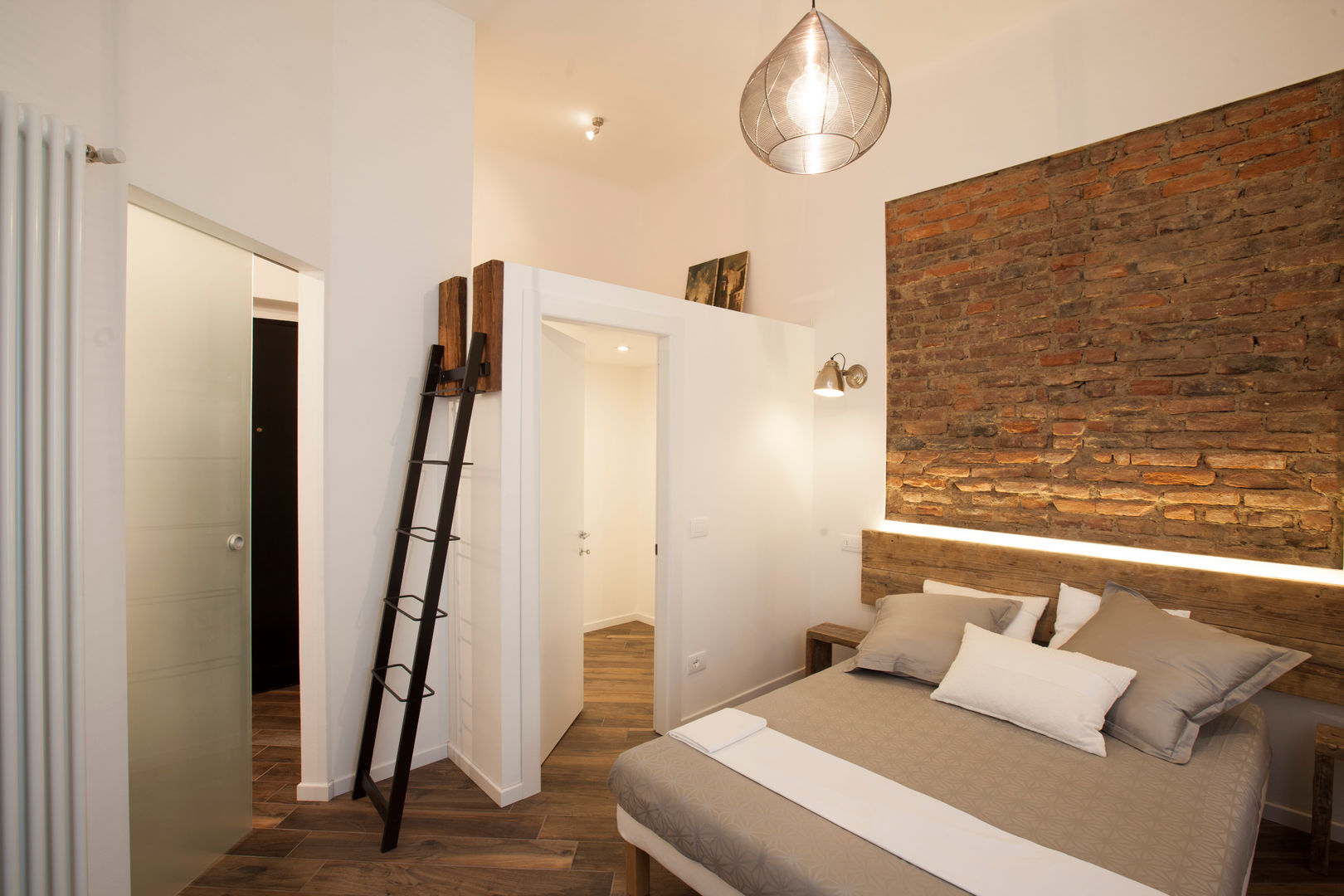 NOT ANOTHER BRICK IN THE WALL, GruppoTre Architetti GruppoTre Architetti Modern style bedroom