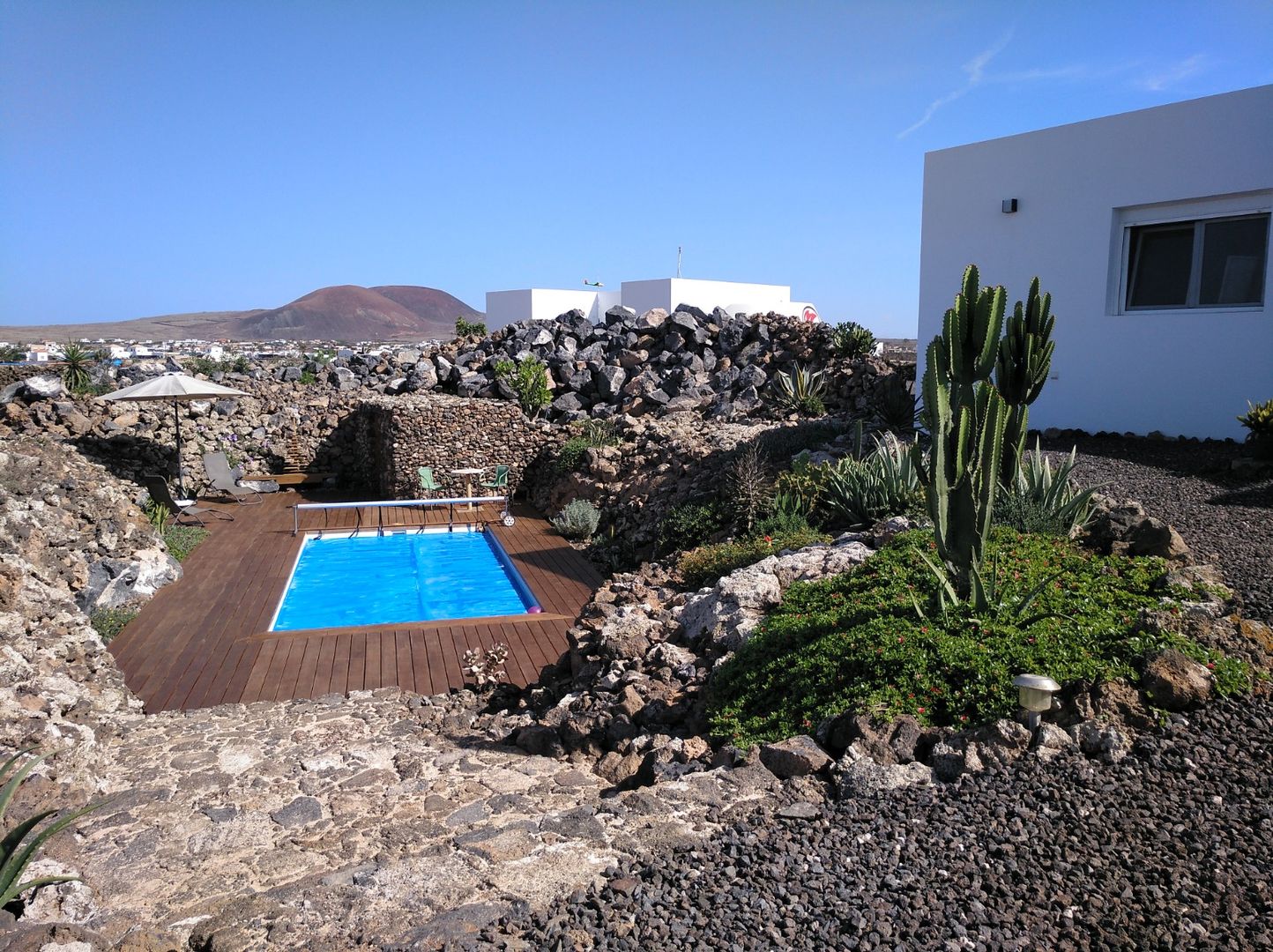 Vivienda con piscina, TZ-Arquitectura TZ-Arquitectura Rock Garden