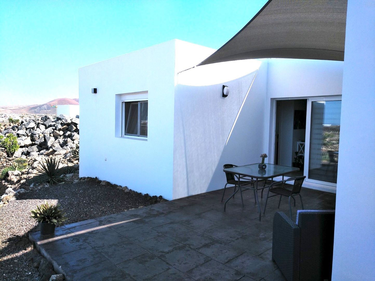 Vivienda con piscina, TZ-Arquitectura TZ-Arquitectura minimalist style balcony, porch & terrace