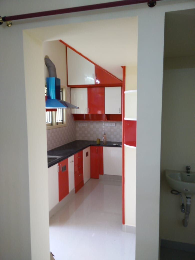 A Graceful Red and White combination, Ajith interiors Ajith interiors Cocinas de estilo clásico Contrachapado Estanterías y gavetas