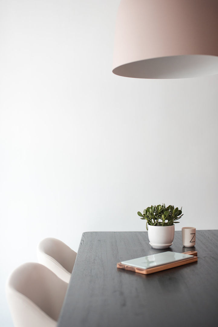 Modern Dining Table Setting S.Lo Studio Modern dining room Wood Pink Table,Plant,Interior design,Rectangle,Wood,Grey,Floor,Wall,Material property,Lamp