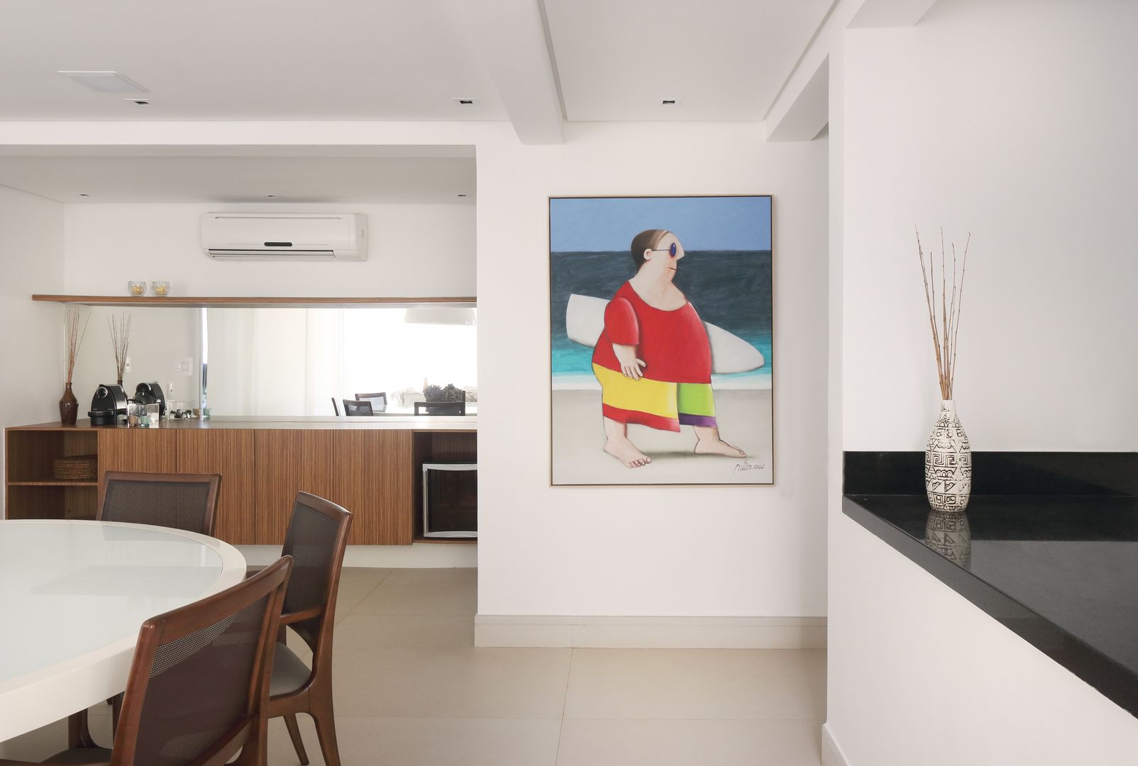 Cozinha americana integrada ao jantar homify Salas de jantar modernas Cerâmica Cozinha americana, sala de jantar, jantar, quadro, pintura, fotografia, obras de arte, casa de praia.