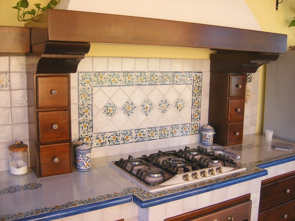 Piastrelle in ceramica di Caltagirone: Decorate a mano, Ceramiche Il Rustico Caltagirone Ceramiche Il Rustico Caltagirone Built-in kitchens Ceramic