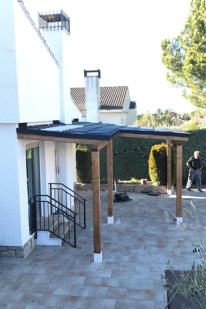 Pérgola con teja plástica negra Roofeco System SL Pérgolas Plástico Tejas de plástico, cubiertas para tejados, placa imitación teja, techos para pérgolas, tejas plásticas, cubierta de teja, teja, cubierta, tejado, cubiertas ligeras, cubiertas para terrazas, panel imitación teja, paneles para tejados, techos de plástico, tejados para pérgolas, tejas sintéticas, tejas ligeras, tejados ligeros,