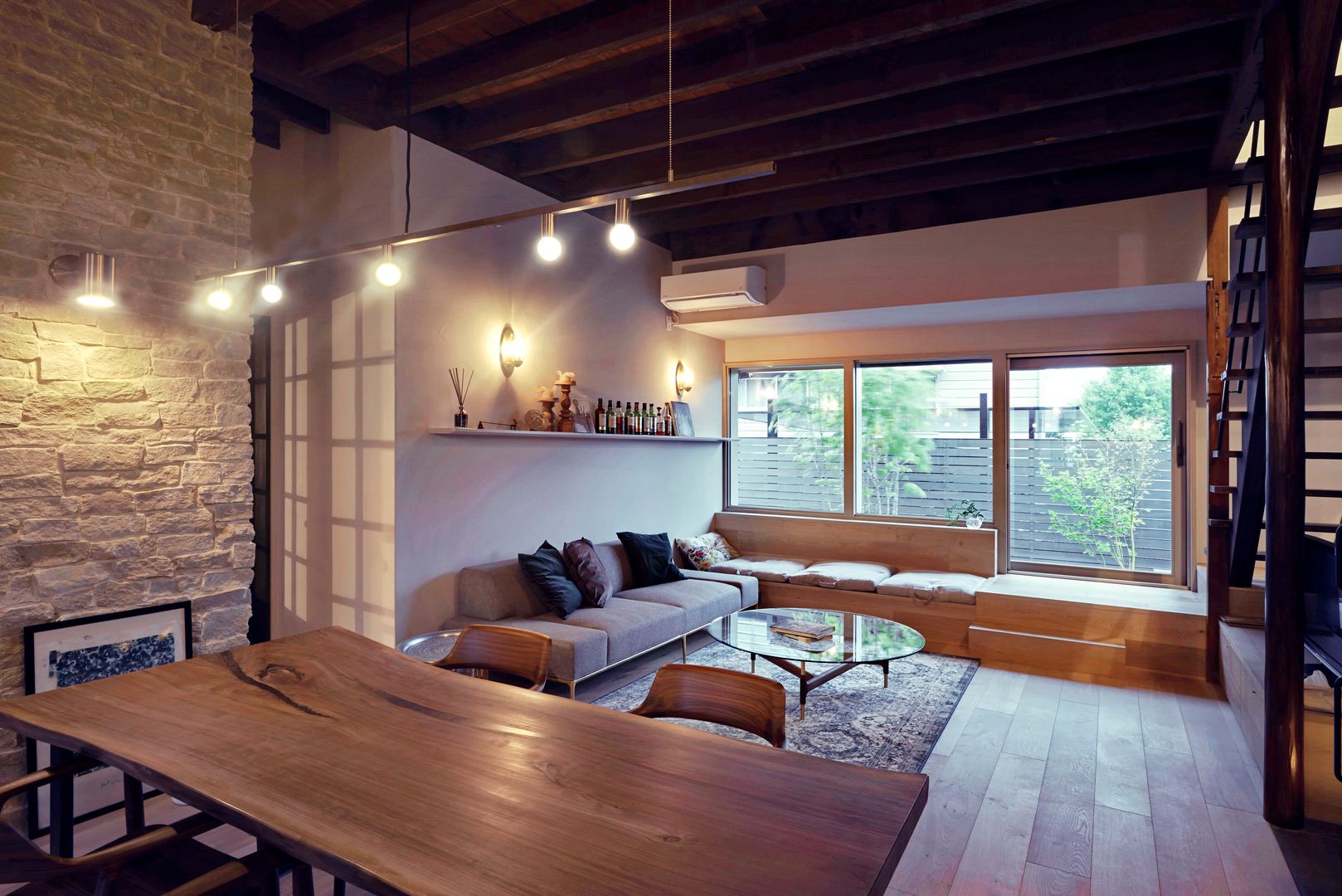 House in Minamitawara, Mimasis Design／ミメイシス デザイン Mimasis Design／ミメイシス デザイン Rustic style living room Wood Wood effect