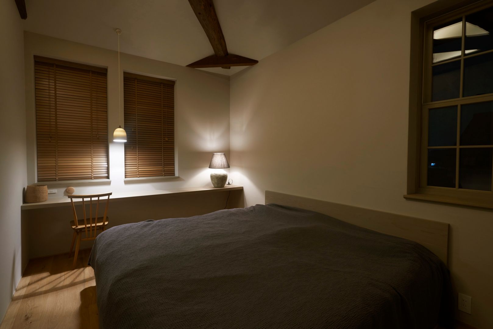 House in Minamitawara, Mimasis Design／ミメイシス デザイン Mimasis Design／ミメイシス デザイン Rustic style bedroom