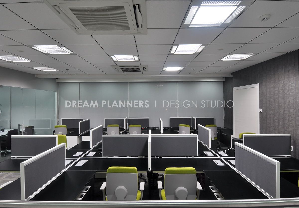 Commercial interior, Dreamplanners Dreamplanners Escritórios modernos Vidro Escrivaninhas