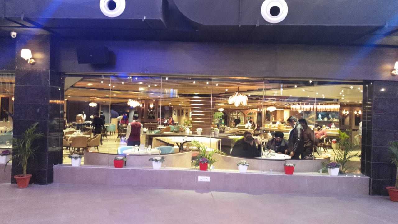 16000 square feet Restaurant in Lucknow , HC Designs HC Designs Espacios comerciales Contrachapado Bares y clubs