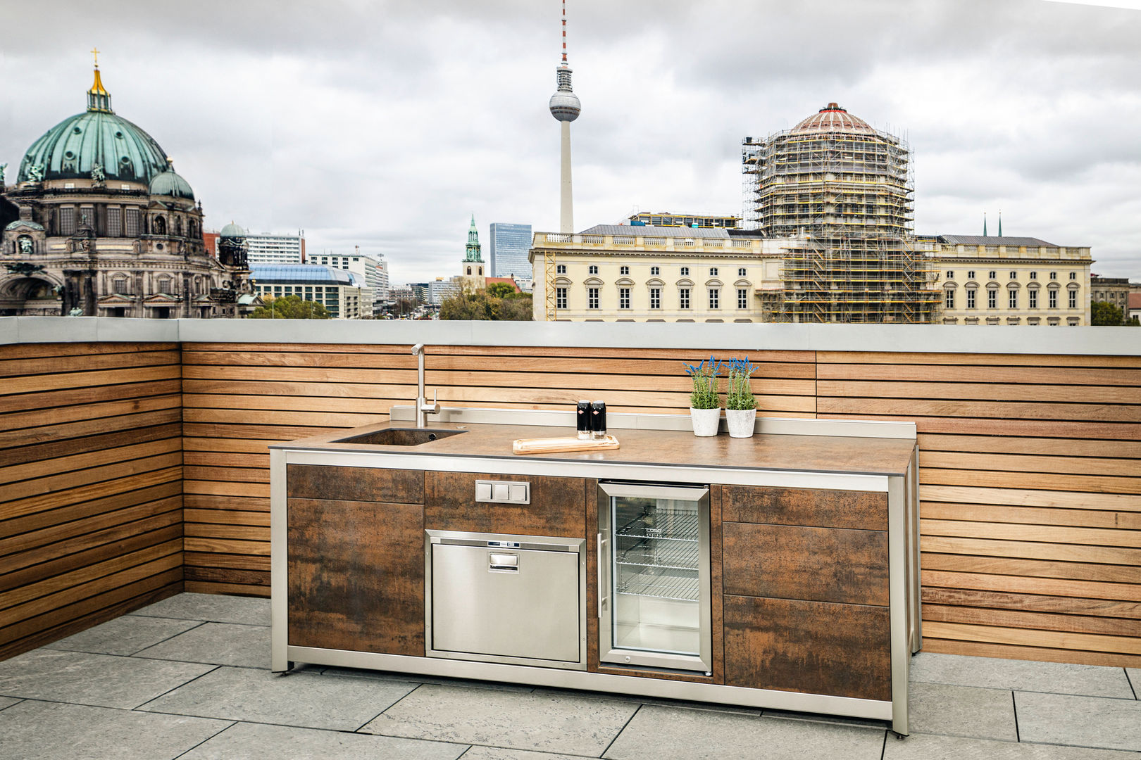 Clooney Rooftop Kitchen-Berlin, KES OUTDOOR LIVING (PTY)LTD KES OUTDOOR LIVING (PTY)LTD Nhà bếp phong cách Địa Trung Hải