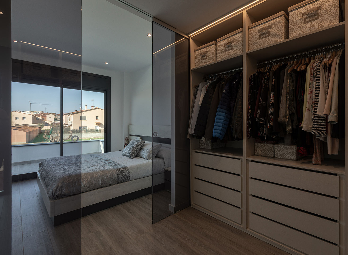 PROJECTE i CONSTRUCCIÓ d'HABITATGE UNIFAMILIAR AÏLLAT a Vilafant, LAV LAV Modern style bedroom