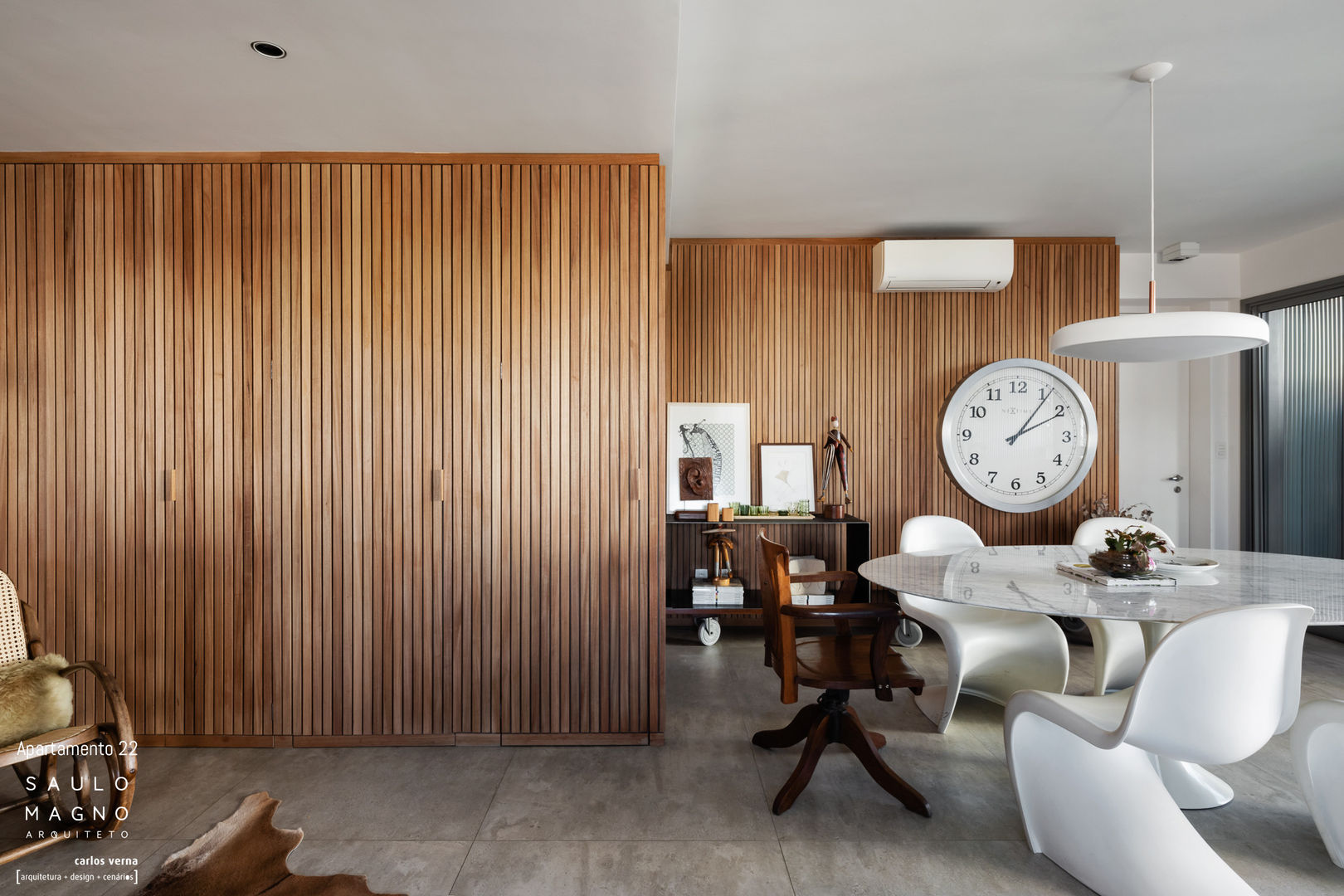 Apartamento Cores neutras e Madeira, Saulo Magno Arquiteto Saulo Magno Arquiteto Comedores minimalistas Madera Acabado en madera