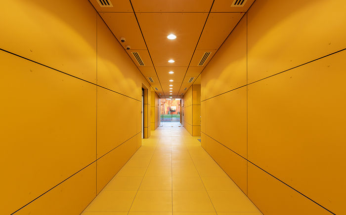 Edificio Los Niches, mutarestudio Arquitectura mutarestudio Arquitectura Modern corridor, hallway & stairs