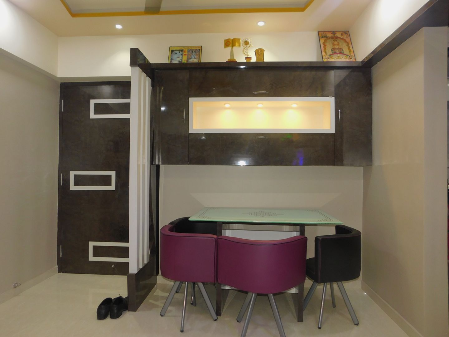 1 BHK PROJECT IN KANDIVALI, AXLE INTERIOR AXLE INTERIOR モダンデザインの ダイニング 合板（ベニヤ板） アクセサリー＆デコレーション