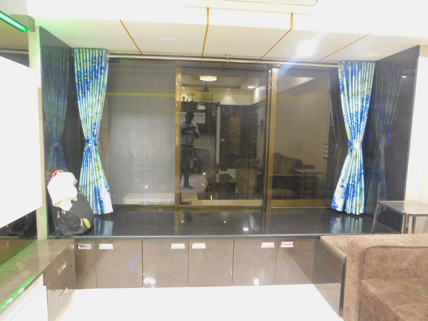 1 BHK PROJECT IN KANDIVALI, AXLE INTERIOR AXLE INTERIOR Portas e janelas modernas Granito Janelas