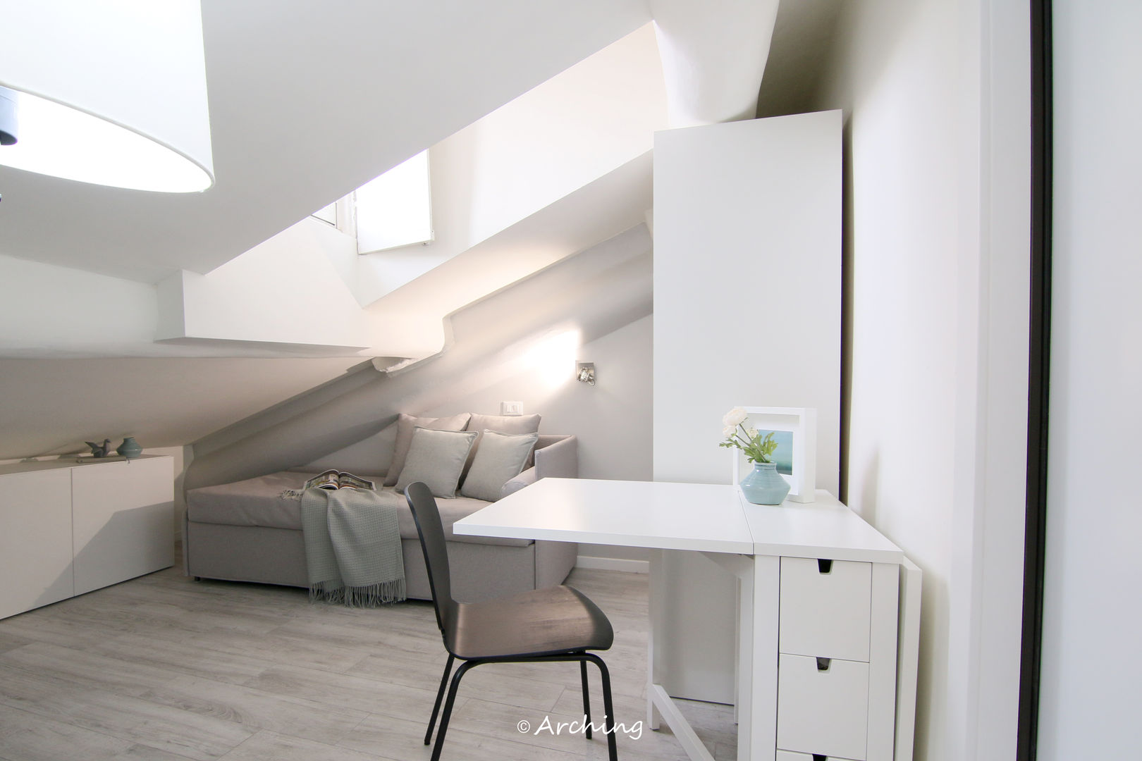 Ottocento milanese Arching - Architettura d'interni & home staging Soggiorno moderno mansarda, sottotetto, recupero sottotetto, ristrutturazione, pavimento in gres effetto legno, pavimento in gres, pavimento in legno, monolocale, monolocale moderno, sottotetto moderno, cucina Lube, cucina a vista, cucina bianca, pareti grigie, divano letto, piccola zona giorno, piccola cucina, piccolo bagno, architetto Melzo, architetto Milano, interior design, interior design Melzo, ristrutturare casa Melzo, arredare casa Melzo, arredamento Melzo, progettazione d’interni, progettazione d’interni Melzo