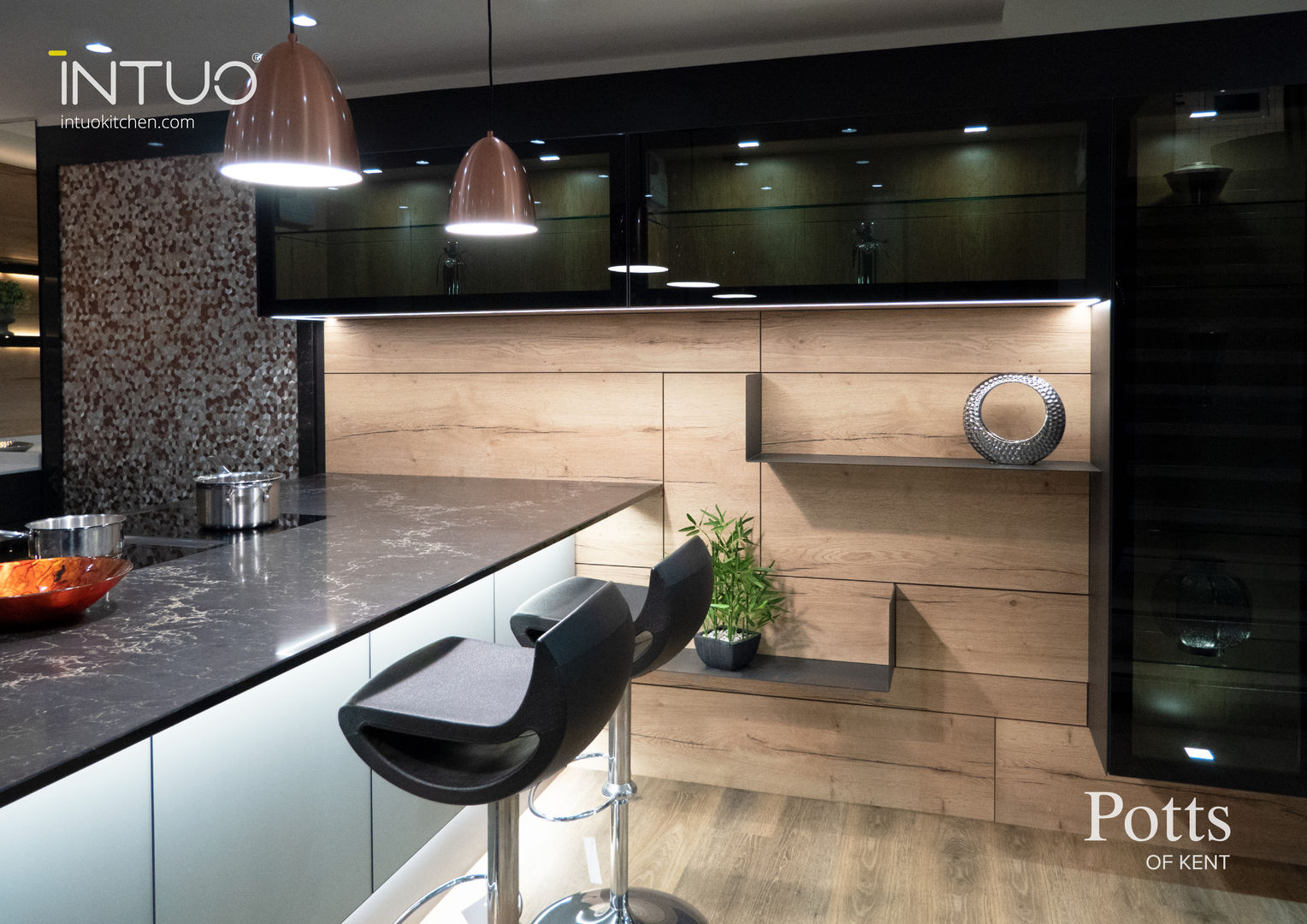 A lovely Intuo glass kitchen Intuo Cocinas modernas: Ideas, imágenes y decoración Intuo, Kitchen, Fitted Kitchen, Modern Kitchen, Contemporary kitchen, Austrian, Glass, Glass kitchen, matt lacquer, Potts, Kent.