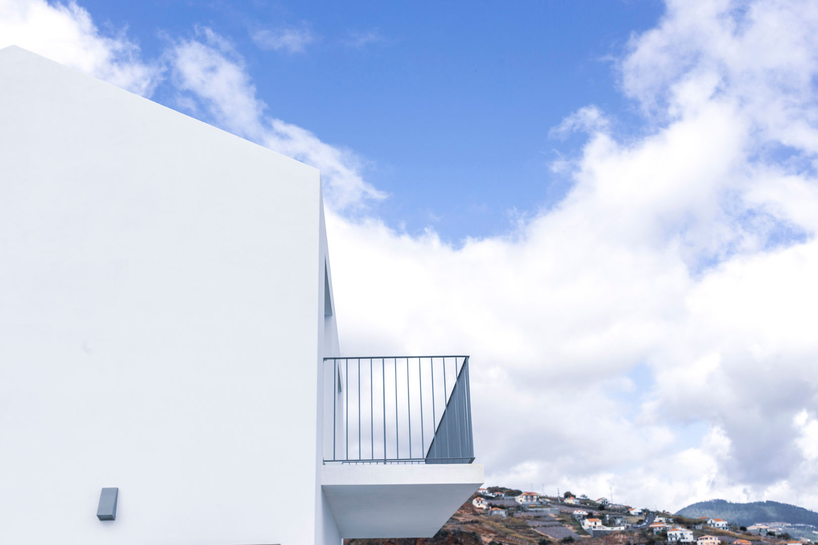 Empena da cobertura de duas águas e varanda do piso superior AA.Arquitectos Casas pequenas Ferro/Aço Casas Pequenas, Minimalista, Enquadramento Paisagístico, Arquitectura, Paisagismo, Landscape, architecture, archi, small house