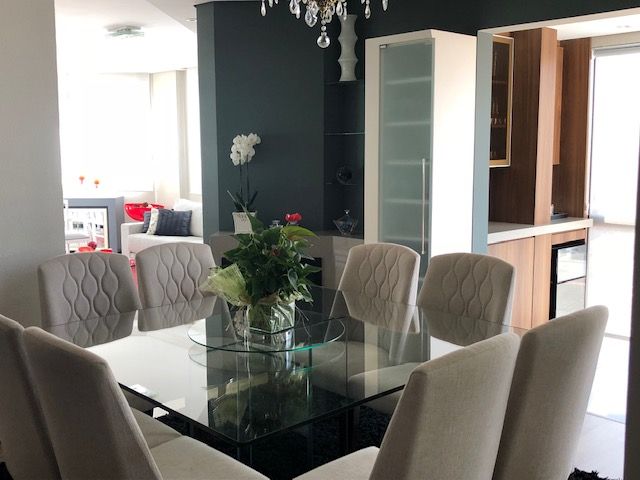 Um apartamento remodelado, NEUSA MORO NEUSA MORO Eclectic style dining room Glass Tables