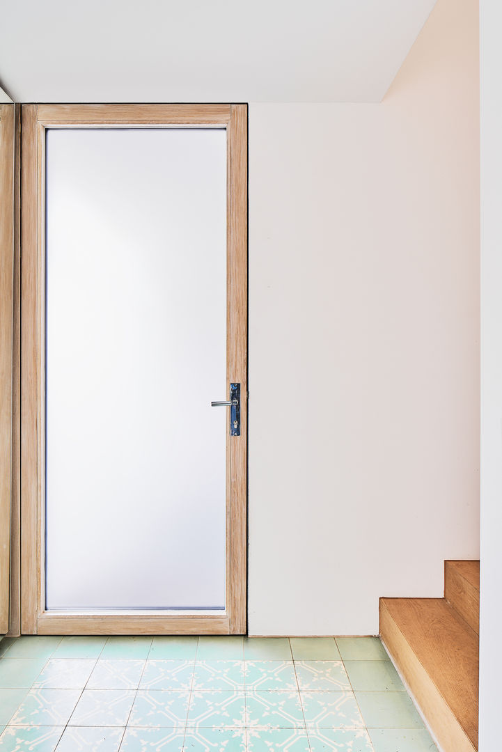 Aus Altbau wird modernes Effizienzhaus , Steffen Wurster Architekten Steffen Wurster Architekten Minimalist corridor, hallway & stairs