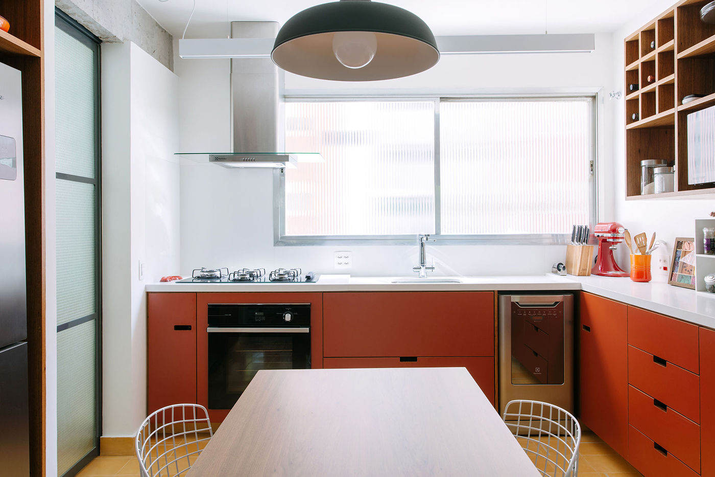 Apartamento com cara de casa, Estudio Piloti Arquitetura Estudio Piloti Arquitetura Cocinas de estilo moderno