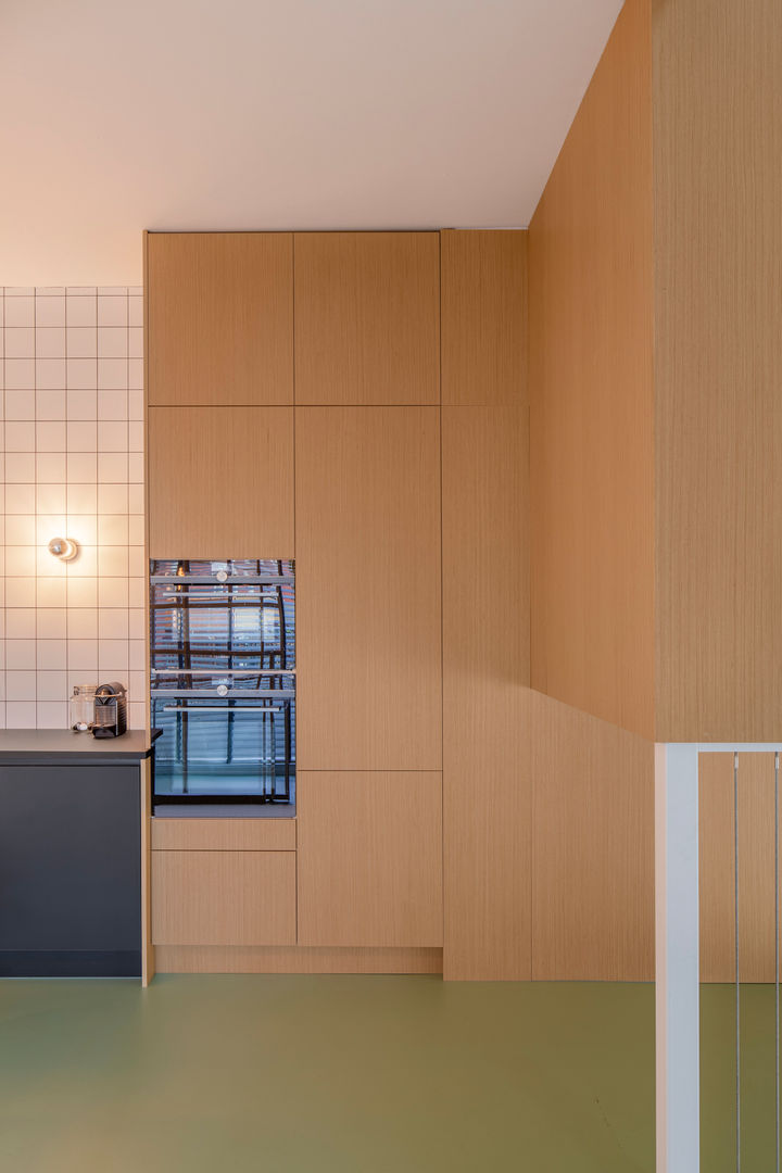 Appartement IJburg, Amsterdam, ÈMCÉ interior architecture ÈMCÉ interior architecture Modern kitchen Wood Wood effect Cabinets & shelves