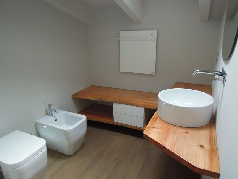Vista secondo bagno stanza ragazzi CLARE studio di architettura Bagno minimalista bagno, mansarda