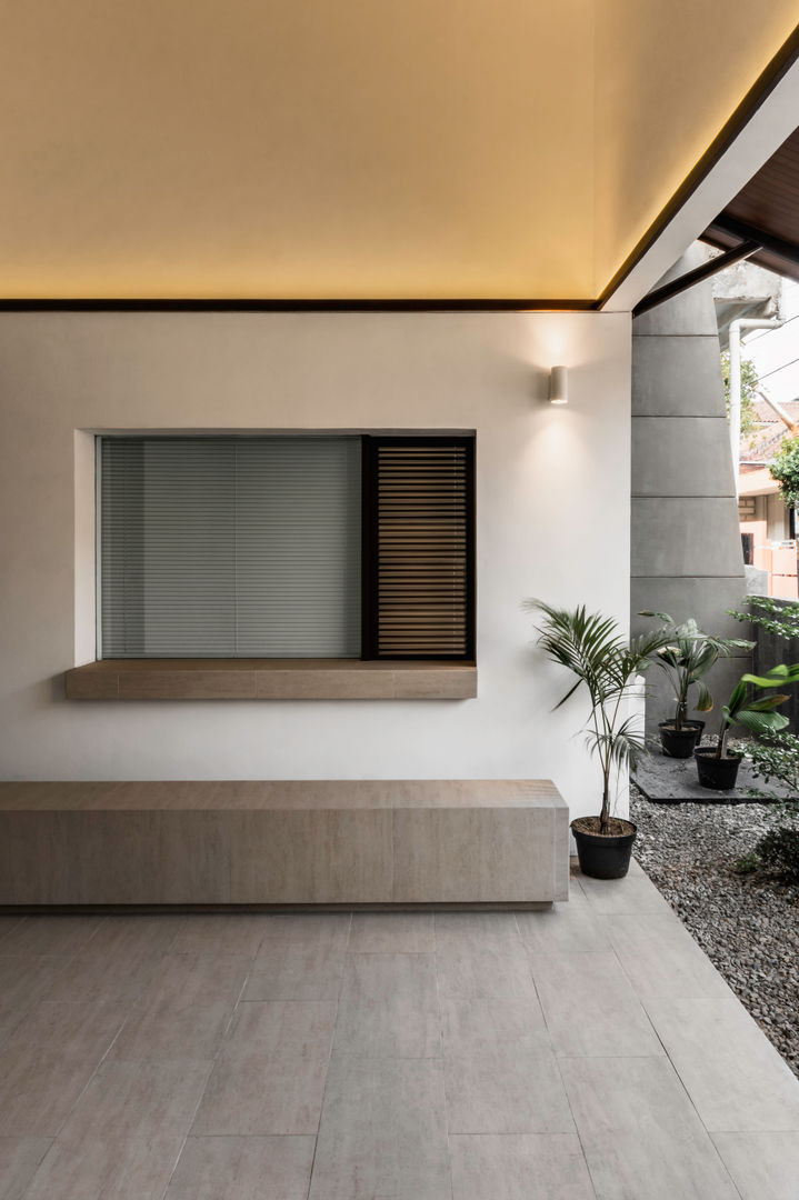 Terrace pram.studio Balkon, Beranda & Teras Minimalis Batu Bata Rumah minimalis tropis kontemporer