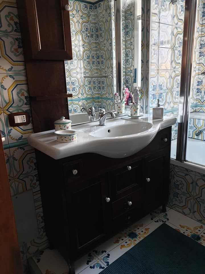 Vuoi rinnovare il bagno? Prova a dipingerlo! , Mobili a Colori Mobili a Colori Mediterranean style bathrooms Wood Wood effect