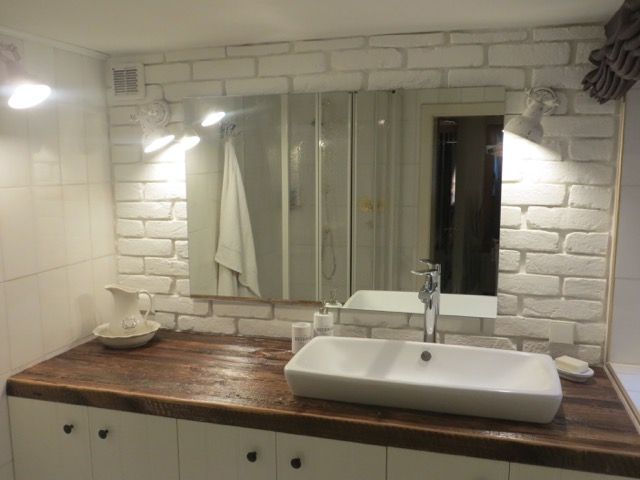 Bad Rückwand aus alten Backsteinen zu dünnen Scheiben geschnitten weiß gestrichen, Antik-Stein Antik-Stein Mediterranean style bathrooms Bricks