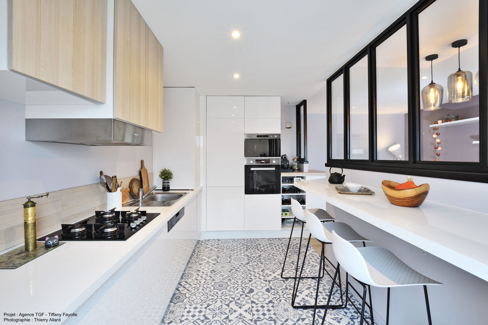 Rénovation complète avec ouverture de cuisine à Lyon, Tiffany FAYOLLE Tiffany FAYOLLE Built-in kitchens