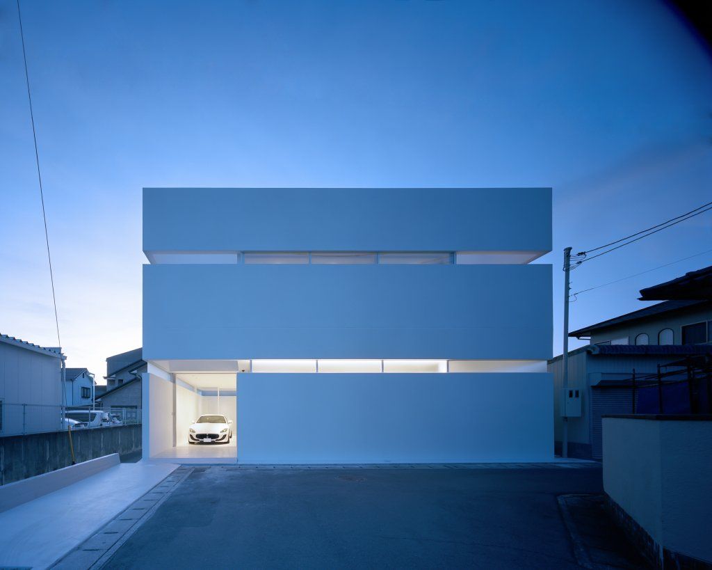 光のスリットが抜けるガレージハウス（香川県高松市）/House In Takamatsu, 藤原・室 建築設計事務所 藤原・室 建築設計事務所 Casas modernas Concreto
