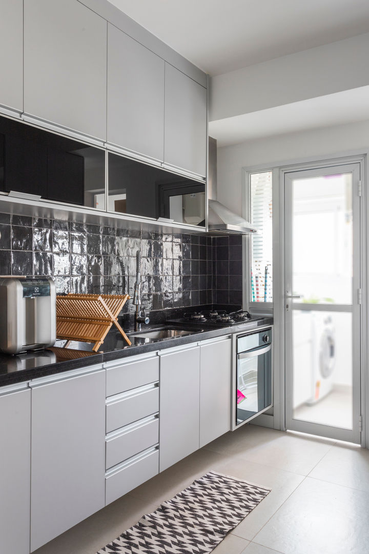 Apartamento moderno e cheio de personalidade para casal jovem, Studio Elã Studio Elã Modern kitchen