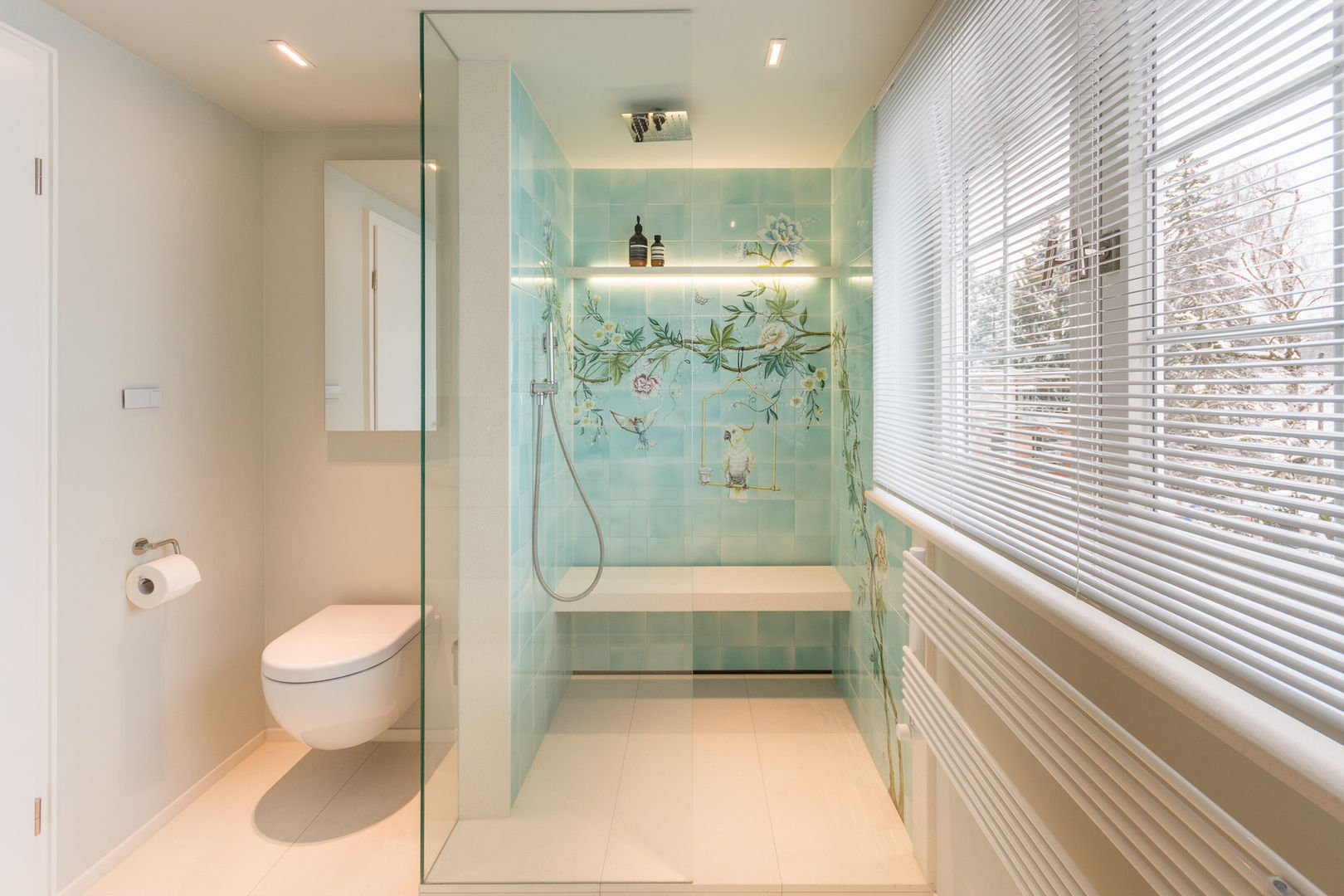 Birds on tendrils Vivante Salle de bain moderne bathroom,design,modern,bathtub,lights,renovation,remodeling,bad