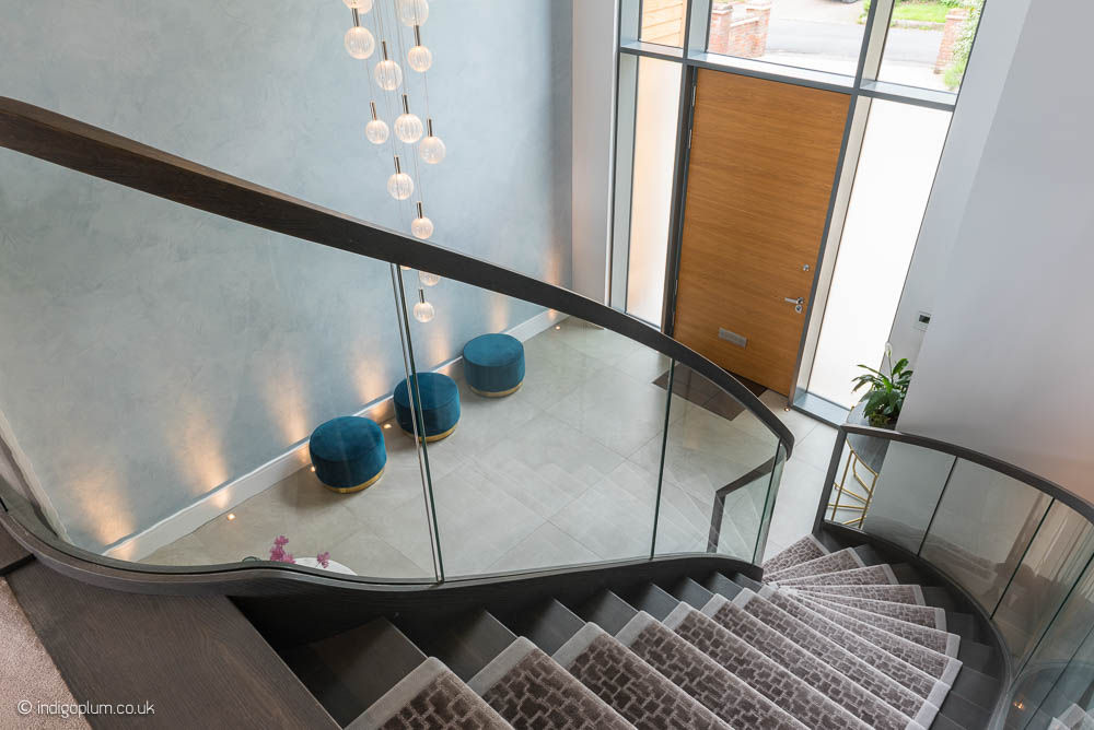 Main door and staircase in a new build mansion in Bushey, Hertfordshire Marriott Construction モダンスタイルの 玄関&廊下&階段 new builds, new build builders London, new build builders Hertfordshire, new home construction London, new home construction Hertfordshire, construction company London, construction company Hertfordsire