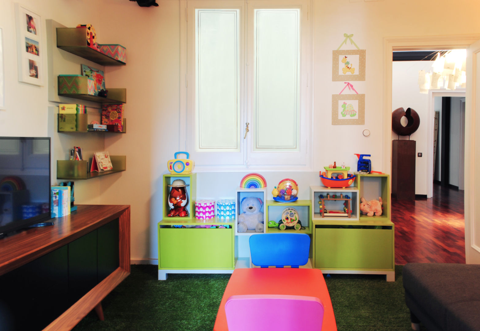 Sala de juegos de colores vivos que dan como resultado un estilo fresco y renovado MANUEL TORRES DESIGN Dormitorios infantiles de estilo ecléctico mobiliario infantil, sala de juegos, sala infantil, habitación de juegos, colores vivos, fresco, contemporaneo, decoración, diseño de interiores, Barcelona, España, Diagonal, interiorismo,Almacenamiento