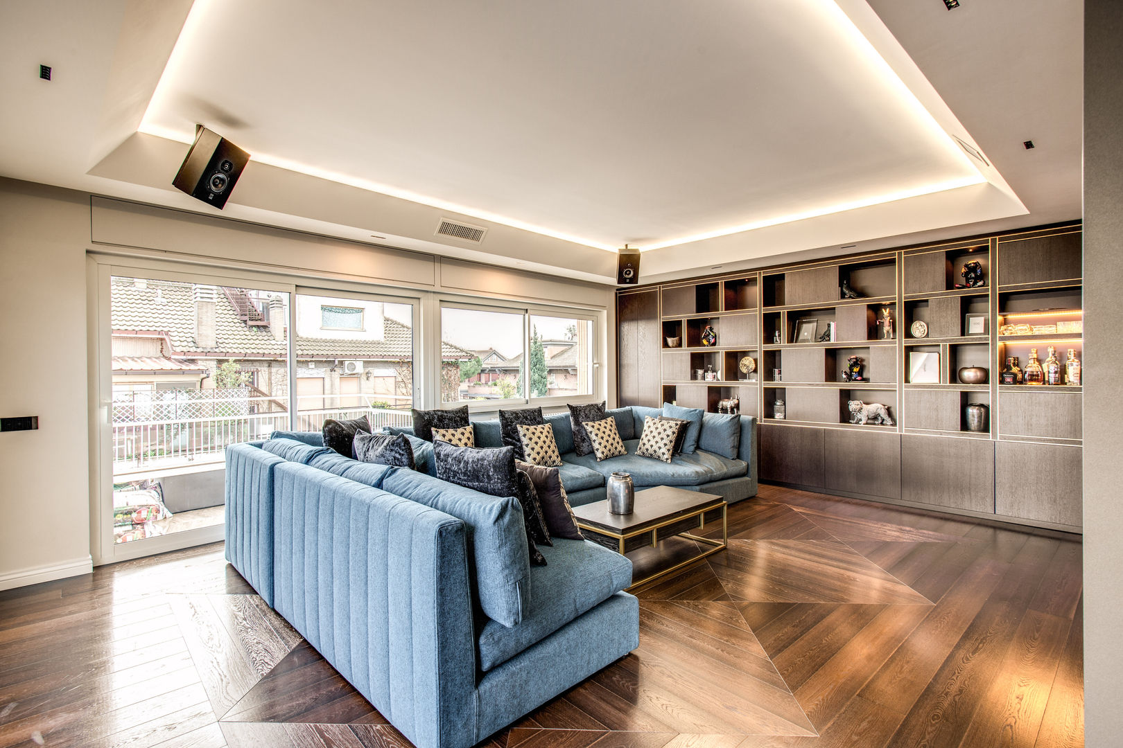 CORTINA D'AMPEZZO: Progettazione Appartamento di Lusso a Cortina d'Ampezzo, MOB ARCHITECTS MOB ARCHITECTS Living room