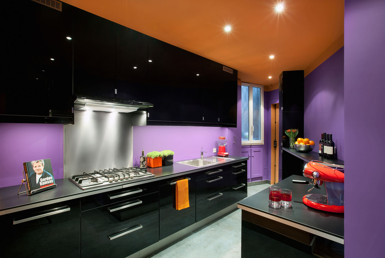 Une cuisine moderne, laquée noir, réalisée dans une petite pièce sombre, égayée par des couleurs vives. Alessandra Pisi / Pisi Design Architectes Petites cuisines MDF Cuisine moderne, cuisine noire