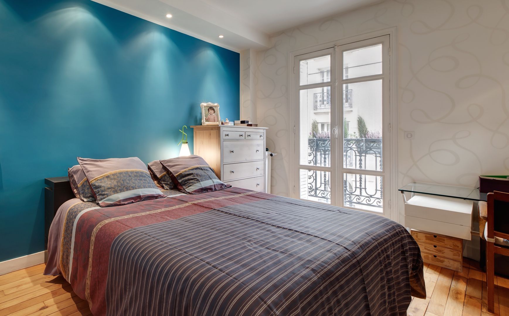 Une chambre parentale égayée par un mur bleu paon et un papier peint élégant. Alessandra Pisi / Pisi Design Architectes Petites chambres Bleu paon, chambre classique, papier peint, Dedar