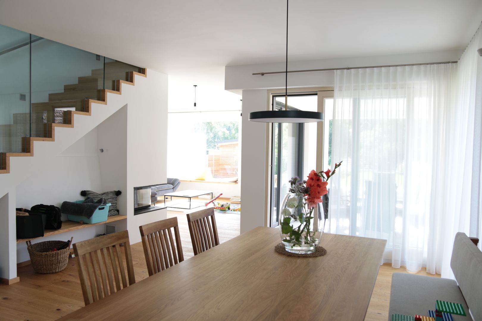 Reduzierte Hülle mit innerer Größe, archipur Architekten aus Wien archipur Architekten aus Wien Modern dining room Solid Wood Multicolored