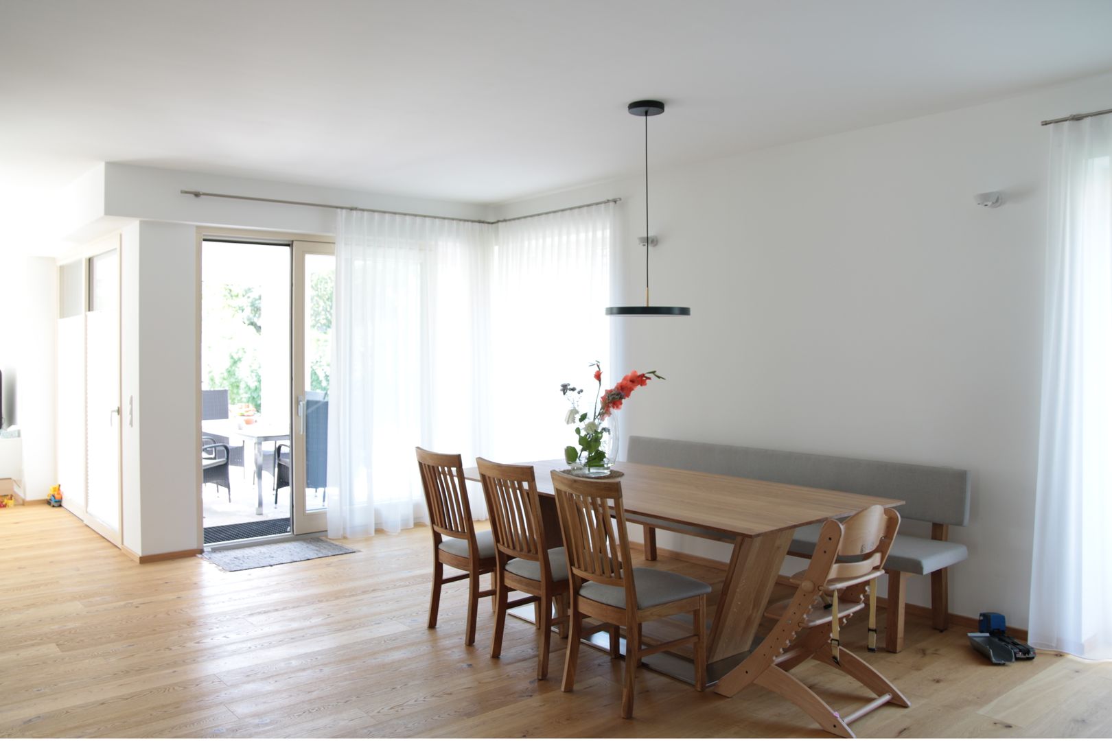 Reduzierte Hülle mit innerer Größe, archipur Architekten aus Wien archipur Architekten aus Wien Modern dining room Wood Wood effect