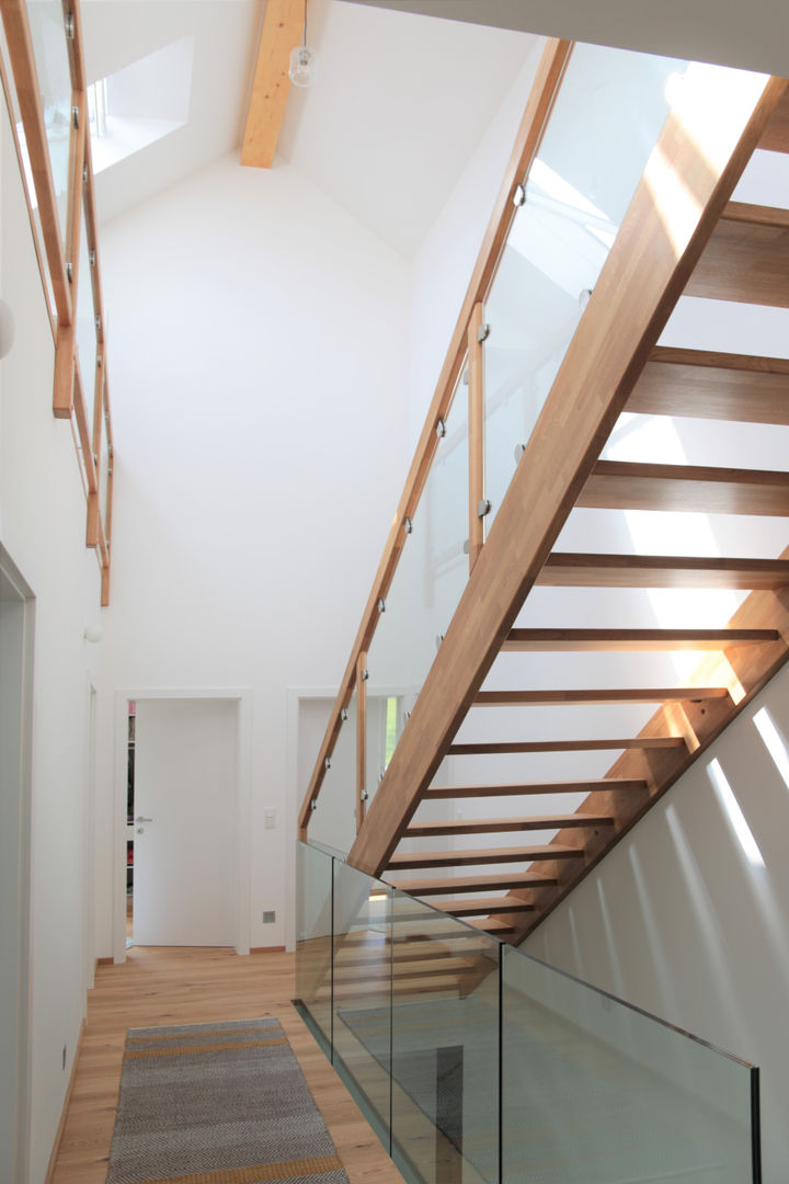 Reduzierte Hülle mit innerer Größe, archipur Architekten aus Wien archipur Architekten aus Wien Stairs Wood Wood effect Stairs