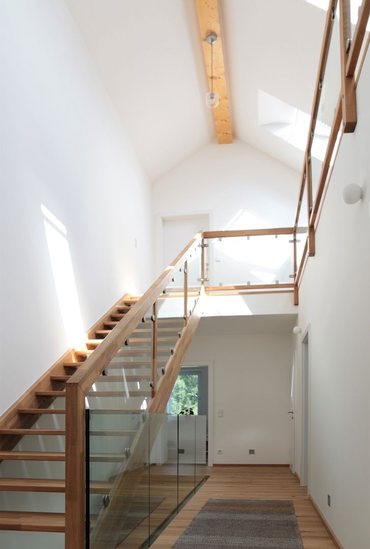 Reduzierte Hülle mit innerer Größe, archipur Architekten aus Wien archipur Architekten aus Wien Cầu thang Gỗ Wood effect Stairs