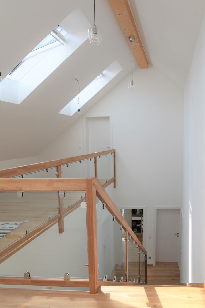 Reduzierte Hülle mit innerer Größe, archipur Architekten aus Wien archipur Architekten aus Wien Cầu thang Gỗ Wood effect Stairs