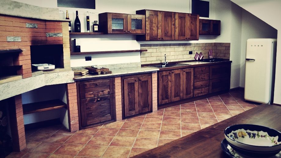 Cucina in muratura realizzata in legno massello Falegnameria La Margherita Cucina attrezzata Legno massello Variopinto cucina legno massello design artigianale