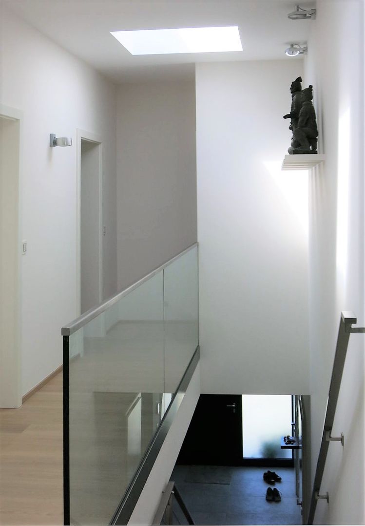 Haus mit markanter Attika, archipur Architekten aus Wien archipur Architekten aus Wien Modern corridor, hallway & stairs اینٹوں