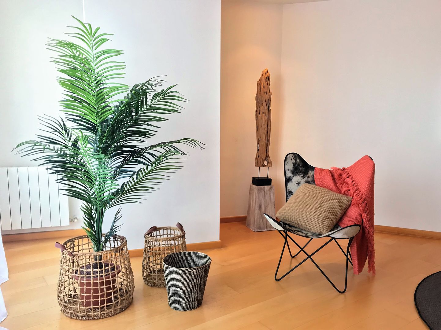 Amueblamiento y decoración de Vivienda para Home Staging, A interiorismo by Maria Andes A interiorismo by Maria Andes モダンデザインの リビング ソファー＆アームチェア