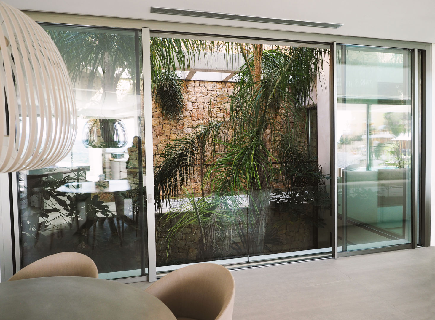 Patio interior vivienda Fernando Ferrer Arquitectos Jardines de invierno de estilo tropical patio, tropical, vegetal