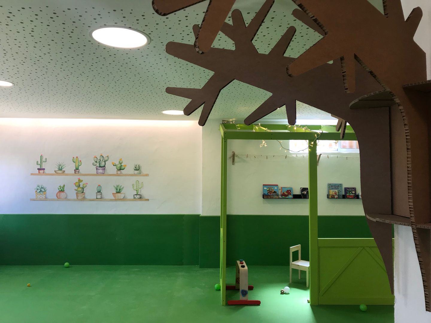 Diseño de zona de juegos para bebés hasta 3 años A interiorismo by Maria Andes Espacios comerciales Compuestos de madera y plástico decoración, juegos para 3 años, diseño de ludoteca, zona de juegos,Escuelas