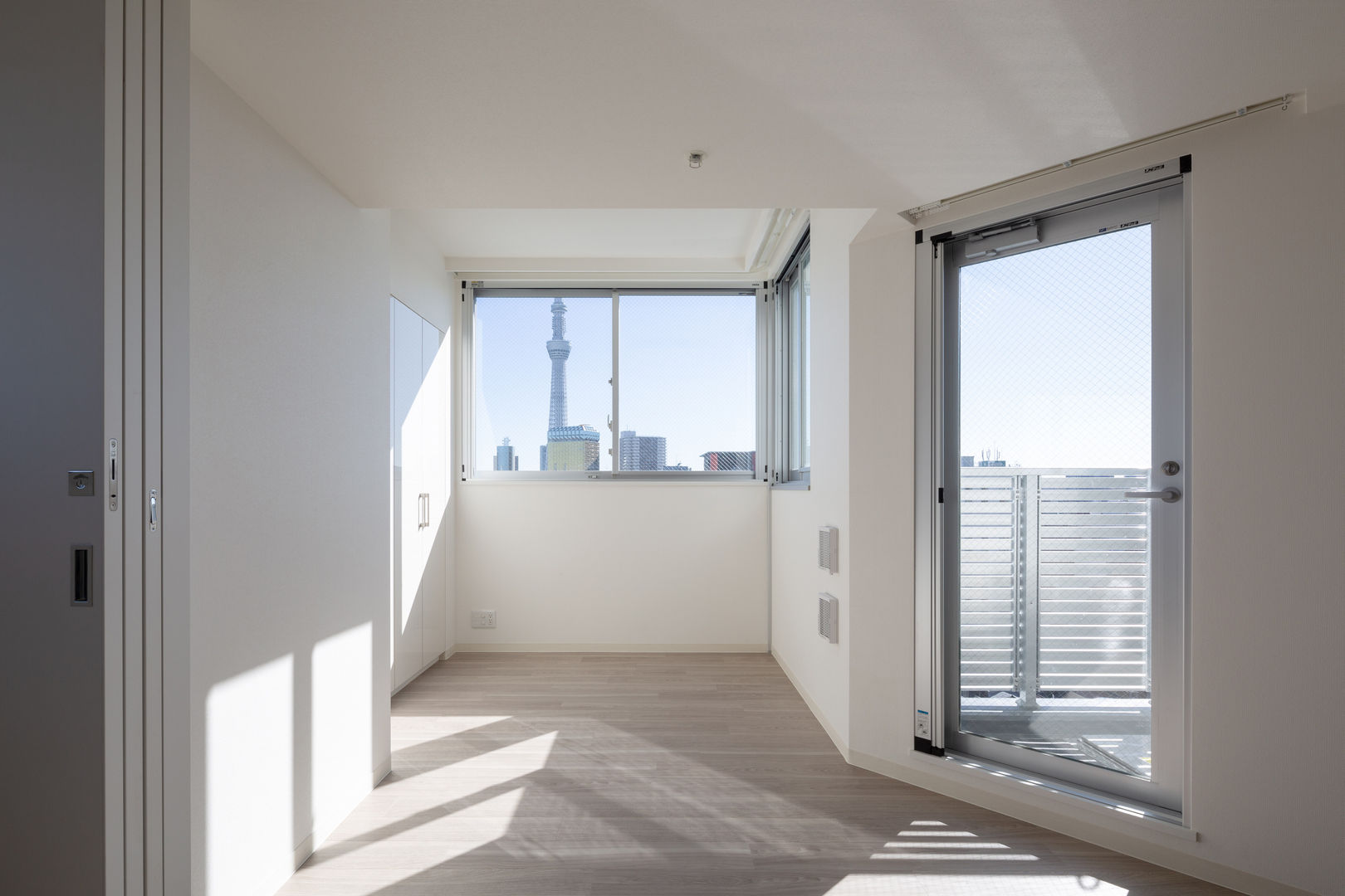 スカイツリーを望む浅草雷門の住まい, JWA，Jun Watanabe & Associates JWA，Jun Watanabe & Associates Modern living room Wood-Plastic Composite