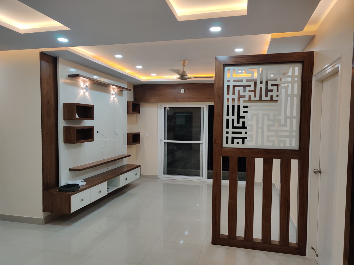 Sreejith project, Vr interio Vr interio Modern Living Room TV stands & cabinets